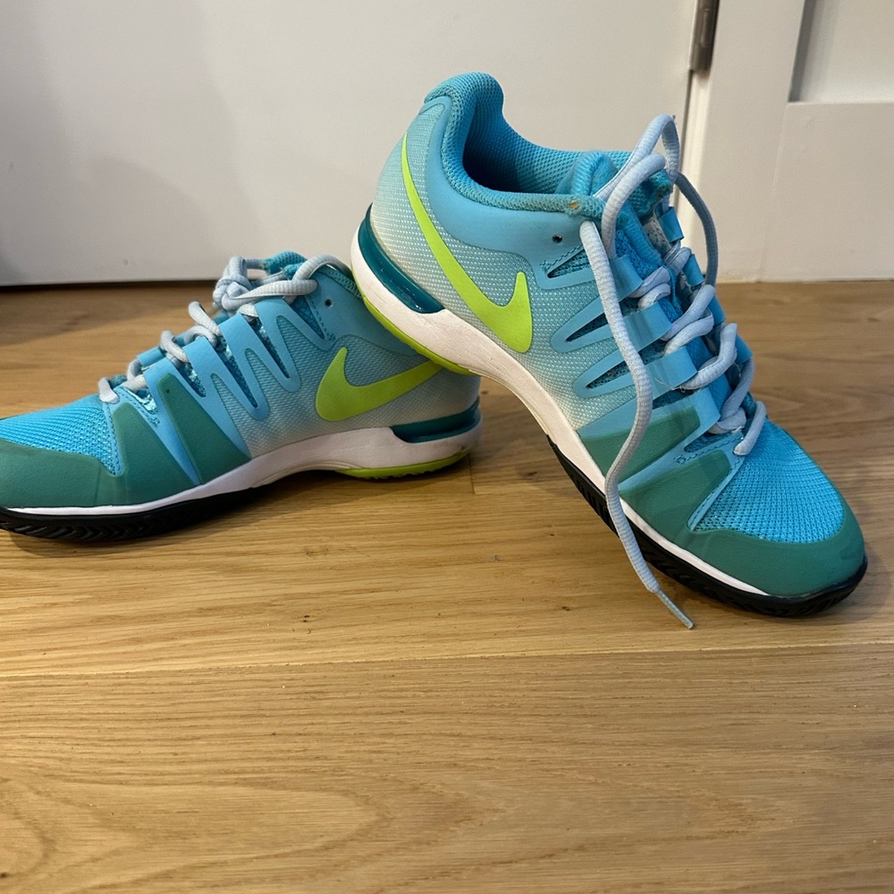 Nike sneakers size 6
